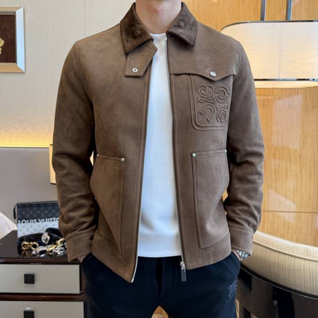 罗意葳 2025Ss秋冬大爆款精品夹克外套，定制高品质聚酯纤维面料！顶级时尚大牌元素Logo设计，三标齐全！原版五金辅料，线条流畅，工艺精致，上身版型超赞，面料