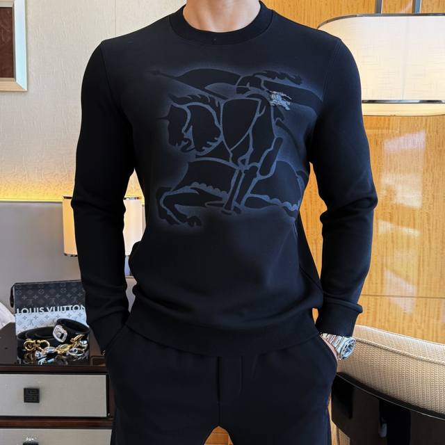 巴宝莉 2025Ss秋季大爆新款，最高版本时尚套头卫衣、每年必出的经典之作。受各大明星的青睐推崇，精选高端欧棉混纺面料，重工艺制作，原版五金辅料Logo设计，柔