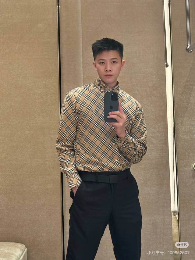 Burberry巴宝莉独家专供新品时尚休闲斜格纹长袖衬衫 进口原版科技，柔软舒适，上身舒适透气，独特设计风格，无论是单穿还是搭配，都是百搭单品，彰显了年轻人的个