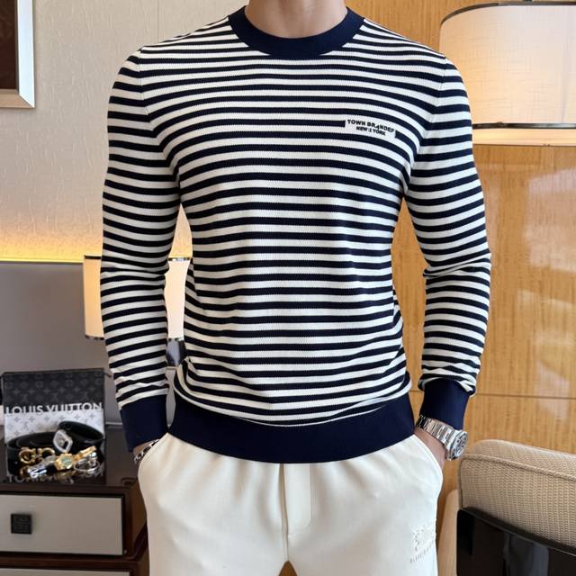 Tb 2025Ss秋冬专柜大爆款针织毛衫，休闲时尚外穿 内搭必备款，定制进口羊毛混纺面料，面料手感细腻，贴身舒适不扎肉，上身版型好 穿着保暖，专柜标志设计非常独