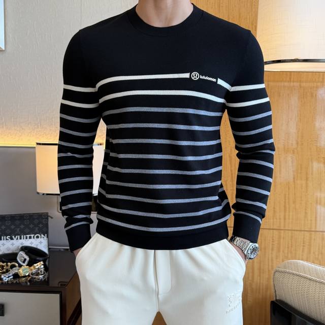 Lulu 2025Ss秋冬专柜大爆款针织毛衫，休闲时尚外穿 内搭必备款，定制进口羊毛混纺面料，面料手感细腻，贴身舒适不扎肉，上身版型好 穿着保暖，专柜标志设计非