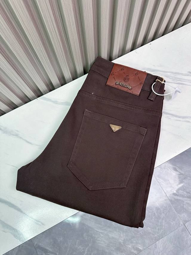 经典大牌普拉达精品牛仔裤，小直脚弹力显瘦长裤，重工洗水工艺，舒适透气面料柔软细腻！时尚潮流款人手必备单品。码数齐全28–38