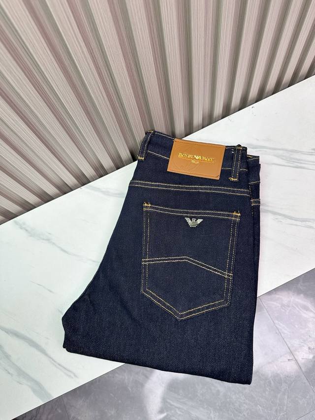 经典大牌阿玛尼商务宽松精品牛仔裤，直筒弹力长裤，重工洗水工艺，舒适透气面料柔软细腻！时尚潮流款人手必备单品。码数齐全29–40