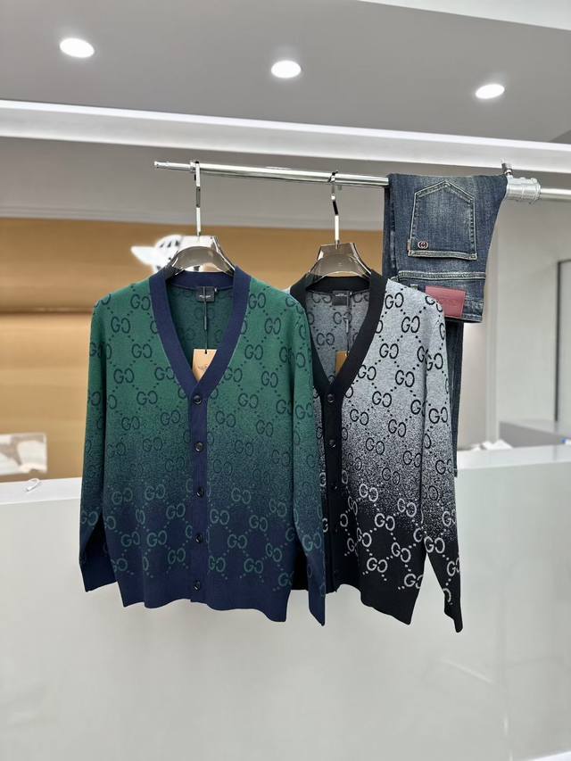 Guc*I 古*奇 2025 秋冬新款男士休闲针织开衫。最新上柜系列，在售系列。来自大佬级的一线工厂P，品相足够完美！非常有调调的一款单品，高级定制面料，舒适与