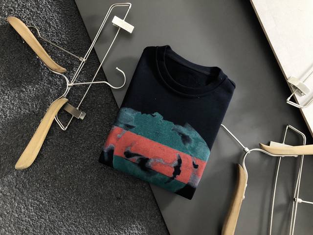 Gucc* 顶级进口私货，高端贴布红绿抽象印花款圆领卫衣，专柜款时尚不失奢华 品质毋庸置疑 上身效果超赞，奢华官网同款 款式专柜尺码M-Xxxl