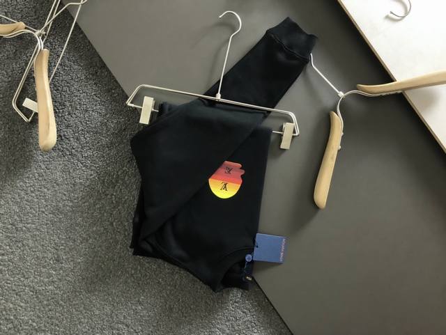 L牌* 22顶级版本爆款夏威夷度假字母印花圆领卫衣，经典面料打造，顶级男女同款印花面料做了加厚处理，密度非常之高令版型垂感更好！耐穿又舒适尺码Xs-L