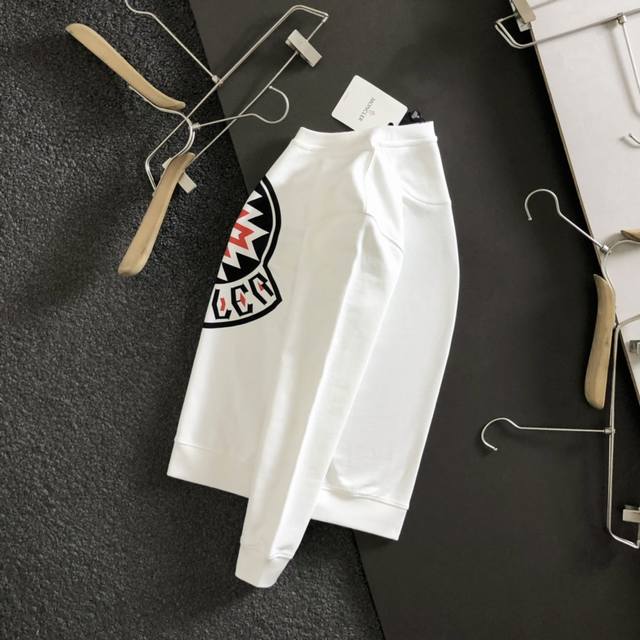 Mon* 22Fw初夏系列新品，红色立体字母印花Logo休闲短袖，经典元素融合打造本季必入专柜爆款，定制原版一致卫衣G舒适度、亲肤感极高。经典时尚。休闲、出街上