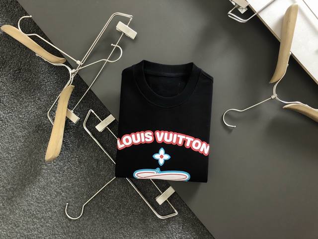 L牌* 22Fw秋冬系列新品，红色立体字母印花Logo休闲短袖，经典元素融合打造本季必入专柜爆款，定制原版一致卫衣G舒适度、亲肤感极高。经典时尚。休闲、出街上上