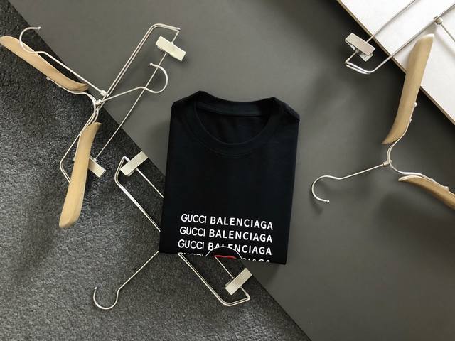 Mon* 22Fw秋冬系列新品，红色立体字母印花Logo休闲短袖，经典元素融合打造本季必入专柜爆款，定制原版一致卫衣G舒适度、亲肤感极高。经典时尚。休闲、出街上