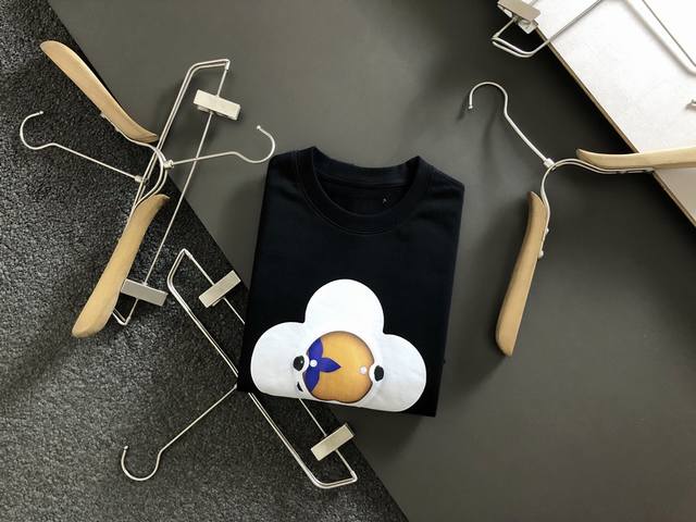 L牌* 22秋冬侣情款康利印花宇航员圆领卫衣，秋冬延续 专正柜在售款 毫无疑义的在价售上属于奢轻的一款 低极调简 卡通潮流Logo独具风格 码数：M-Xxxl