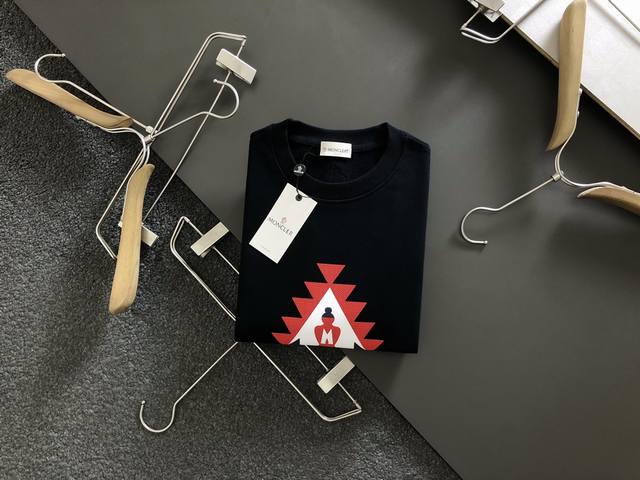 Monc* 22秋冬字蓝色印花圆领卫衣，超级流畅线条感极符合美学基调的一款卫衣，最基础的款式以极简低调的奢华风格，在时尚界越简单的单品，越极易彰显出高级时髦感，