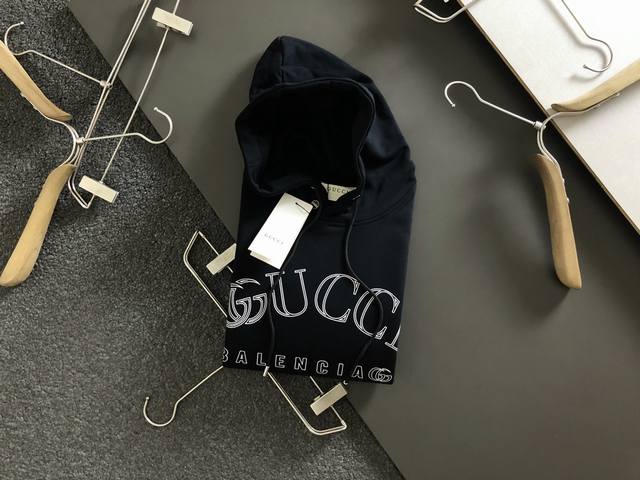 Gucc* 最新黑白不规则印花字母Logo连帽卫衣，经典款最顶级的品质专柜，顶级制作工艺进口面料，专柜款刺绣拼接设计，采用进口高端订制面料，进口面料手感一流！官