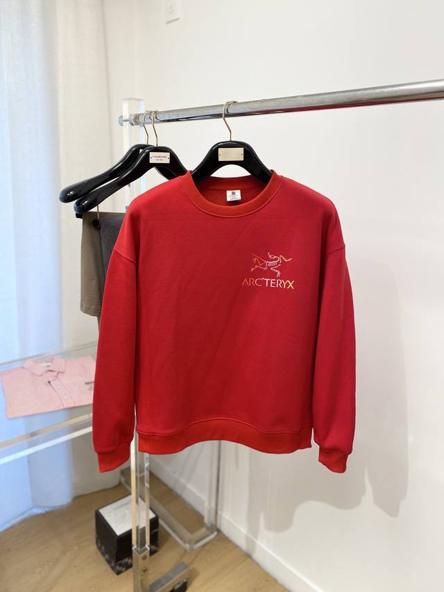 支持退换年后 始祖鸟、2025新品加绒卫衣，帅气时尚，胸前顶级印花图案字母Logo，简约百搭款。面料棉 不仅挺括，保持潮流的廓形，又穿着舒适，纱织更细腻，码数S