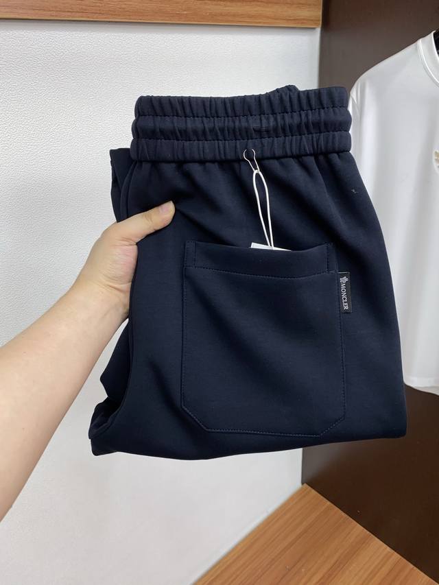 蒙口 专柜新品同步上市。原单订制高品质时尚休闲裤。超级百搭款。独家定制面料，手感细腻柔软，贴身舒适，上身超有型！原版定制专柜最新五金辅料。超靓版型、上身显腿修长