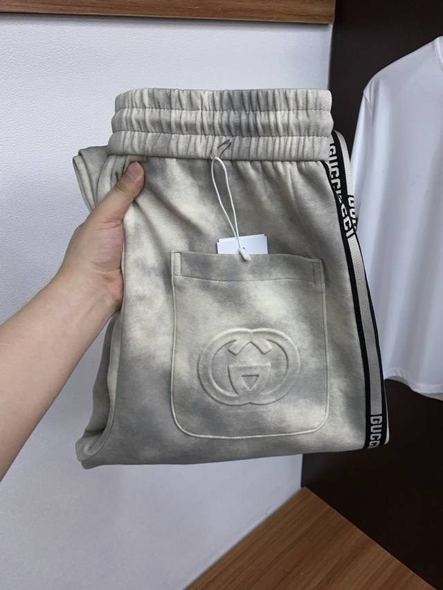 古奇 专柜新品同步上市。原单订制高品质时尚休闲裤。超级百搭款。独家定制面料，手感细腻柔软，贴身舒适，上身超有型！原版定制专柜最新五金辅料。超靓版型、上身显腿修长