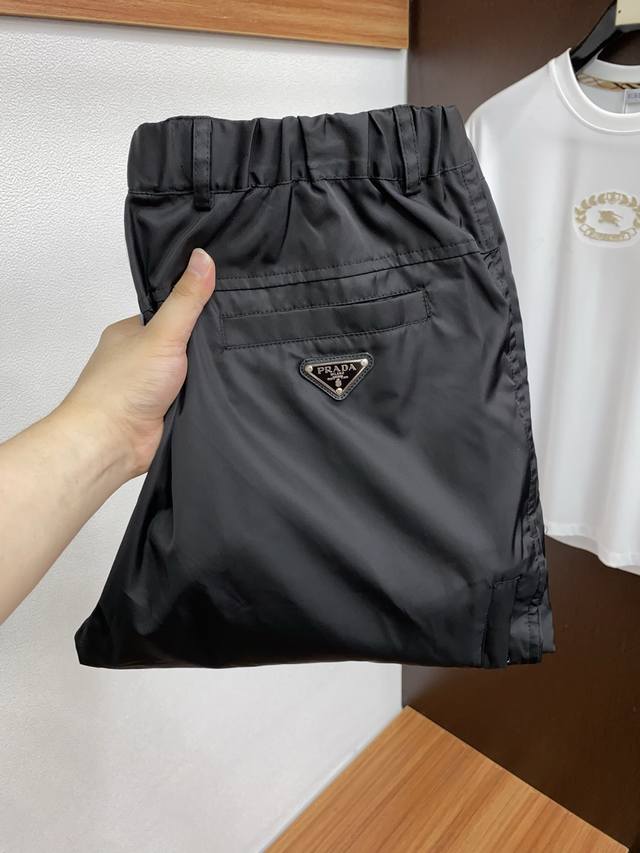 普拉达 2025Ss早秋冬新品 冲锋面料男士运动户外休闲裤 每季必出的类型，无需质疑的热卖王牌单品，定制面料符合四季最佳的搭配色号 整体的风格延续了Slp的基调