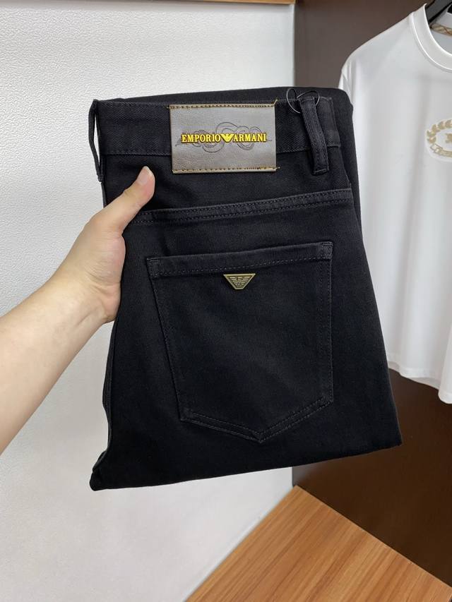 阿玛尼 25年秋冬新款休闲牛仔裤裤 干净利落剪裁，都市风十足 采用精纺面料手感软糯干爽，上身效果挺括有型。五金精致，商务休闲非常好看如此众多的顶级原料，打造出价