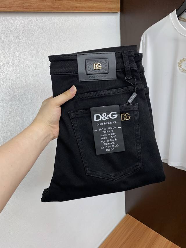 Dg 25年秋冬新款休闲牛仔裤裤 干净利落剪裁，都市风十足 采用精纺面料手感软糯干爽，上身效果挺括有型。五金精致，商务休闲非常好看如此众多的顶级原料，打造出价值