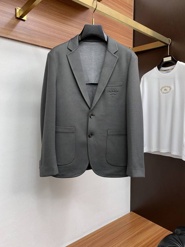 2025Fw男士秋冬休闲商务西装夹克男装外套，休闲日常穿搭单品！上身修饰身形、定制面料将时装美学和新都市商务休闲概念完美融合，不同风格任你选：经典款，永不过时