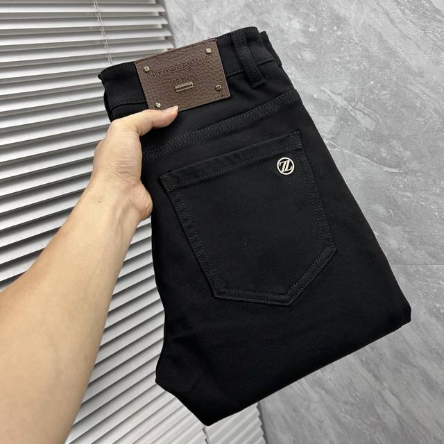 杰尼‘’2025新款 秋冬休闲牛仔裤 干净利落剪裁，都市风十足 采用精纺纯棉面料手感软糯干爽，上身效果挺括有型。五金精致，商务休闲非常好看如此众多的顶级原料，打
