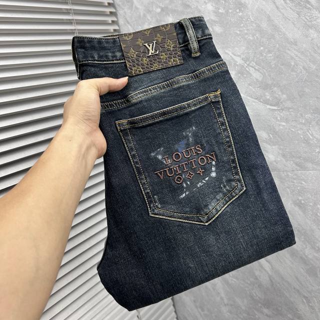 Lv 2025新款 秋冬休闲牛仔裤 干净利落剪裁，都市风十足 采用精纺纯棉面料手感软糯干爽，上身效果挺括有型。五金精致，商务休闲非常好看如此众多的顶级原料，打造