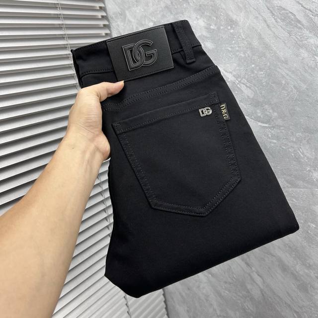 Dg 2025新款 秋冬休闲牛仔裤 干净利落剪裁，都市风十足 采用精纺纯棉面料手感软糯干爽，上身效果挺括有型。五金精致，商务休闲非常好看如此众多的顶级原料，打造