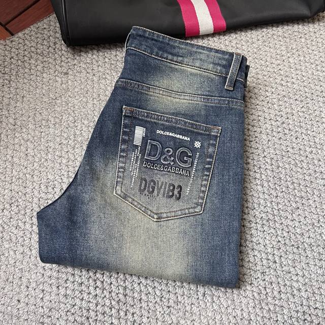 Dg。超级有范儿的一款牛仔裤，定制原版水洗牛仔面料，独特设计，顶级工艺图案Logo，原版五金辅料装饰，极为翘楚的一款牛仔裤，用料与工艺都极致奢华精湛，档次极高，