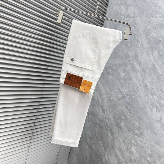 Lv 2025新品男士牛仔裤 面料弹性好。独家发售时尚优雅 重工艺设计。采用原色酵母水洗工艺 精选进口重磅丹宁牛仔面料 配专柜五金装饰 真皮皮牌 精致车线 大牌