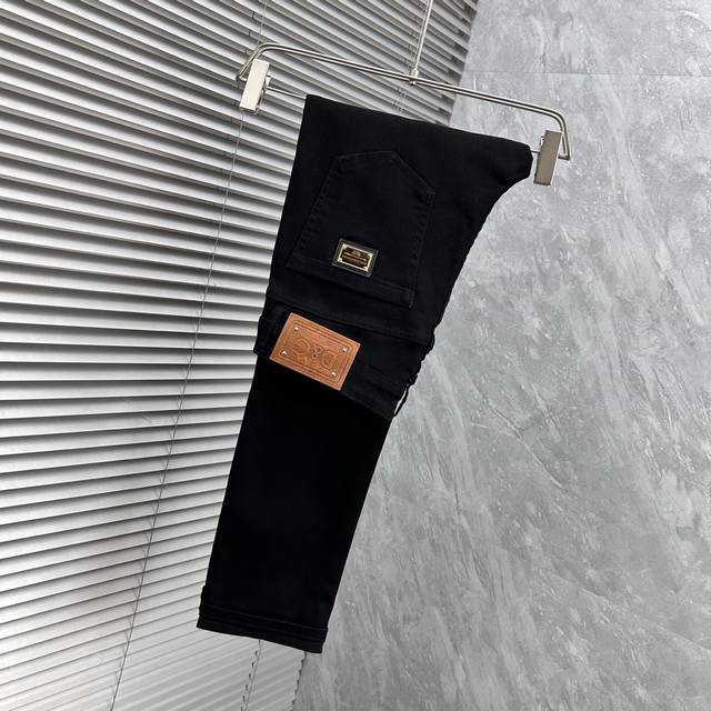 Dg 2025新品男士牛仔裤 面料弹性好。独家发售时尚优雅 重工艺设计。采用原色酵母水洗工艺 精选进口重磅丹宁牛仔面料 配专柜五金装饰 真皮皮牌 精致车线 大牌