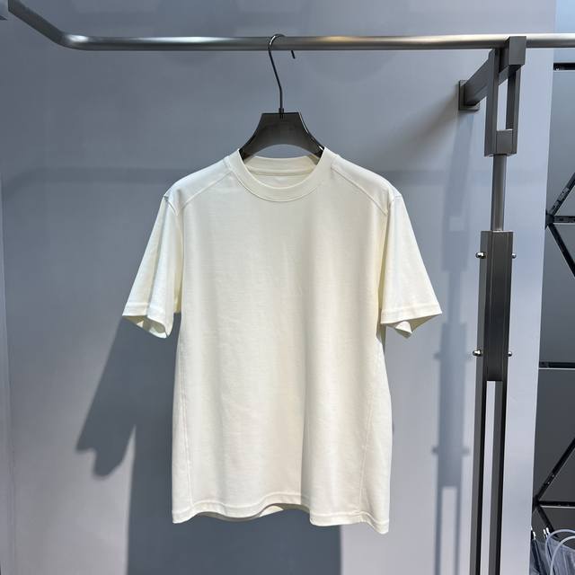 短袖系列 季度：2025秋冬 颜色：黑色 铁灰 杏色 尺码: M-5Xl 版型：微阔版型 克重：245克重 成份：碳素磨毛罗马棉平纹面料 纹路平整清晰 手感挺阔