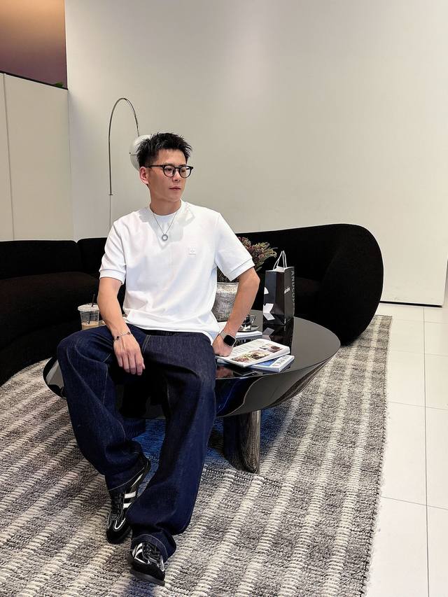 颜色：黑色 白色 绿色 2.微阔短袖T 3.抗菌保暖棉。面料布面细腻，延展性强，光泽度好，手感柔软亲肤，舒适透气。 4.Bur款，胸口做了手工刺绣，袖口格子搭配