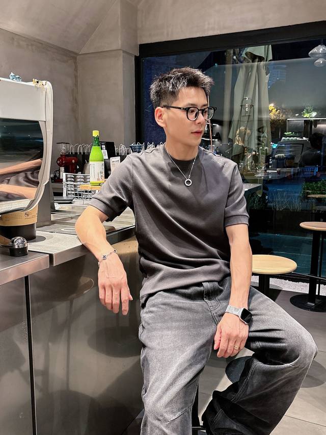 颜色：黑色 白色 铁灰 藏青 2.常规短袖T 3.抗菌保暖棉。面料布面细腻，延展性强，光泽度好，手感柔软亲肤，舒适透气。 4.蒙可款，肩部立体印花设计，经典三色