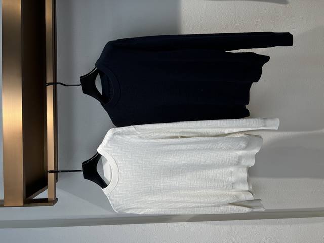 Ii 2025 A W New 新品 颜色：藏青 白色 尺码：M 3Xl码 宽松版型 P.S：极具辨识度的Ff经典老花套头长袖毛衫，纯棉纱线织造赋予织物柔软质感