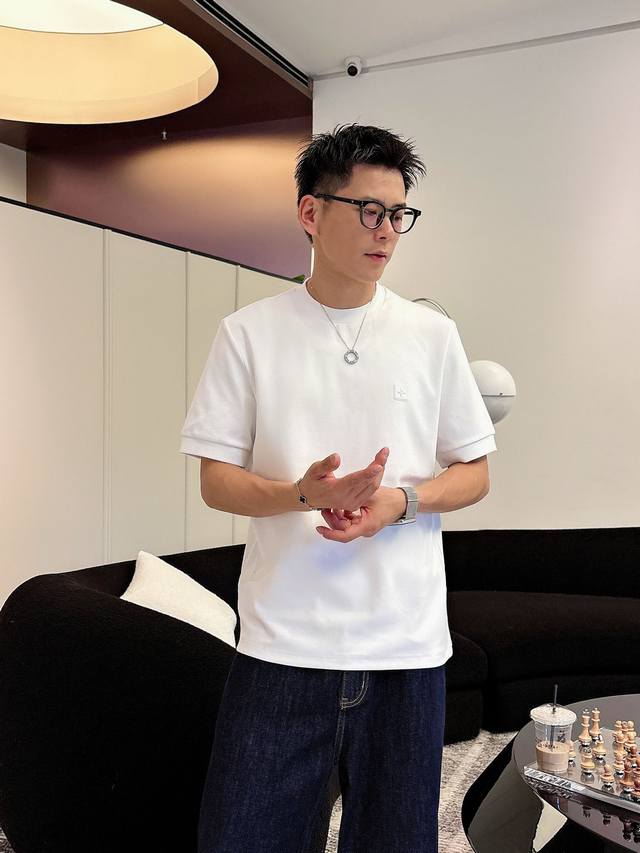 颜色：黑色 白色 铁灰 2.常规短袖T 3.抗菌保暖棉。面料布面细腻，延展性强，光泽度好，手感柔软亲肤，舒适透气。 4.驴家款，标识采用立体压纹工艺，层次分明，