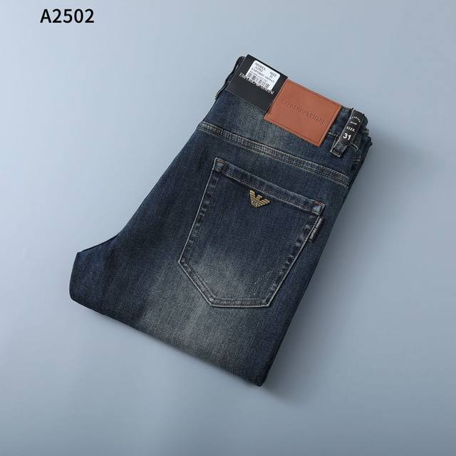 阿玛尼 2025早秋新款 男士牛仔裤原厂原布原洗水！进口原版水洗弹力面料，复杂的手工艺叠加，任何一个洗水环节多停留几秒都会变成完全不一样的颜色效果，所以越加珍贵