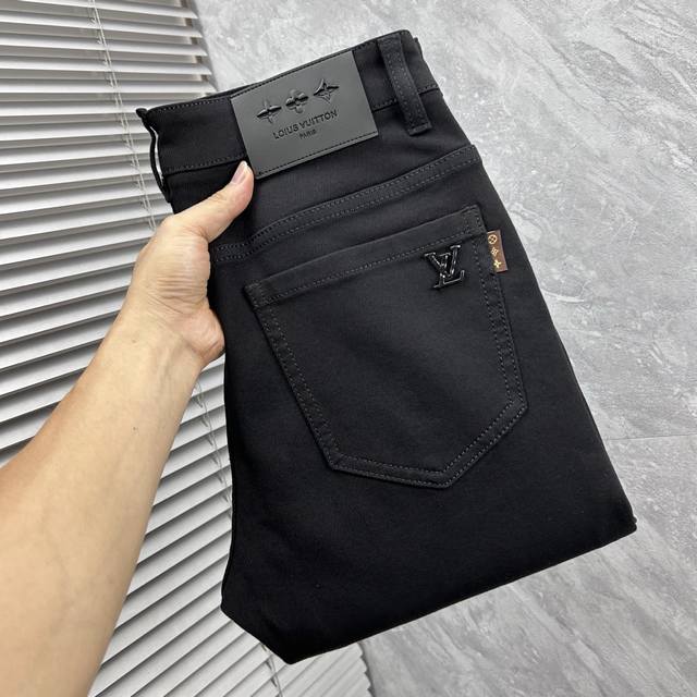 路易‘’2025Ss秋冬新品重工休闲牛仔裤，进口优质水洗弹力面料，上身舒适透气有弹力，客供五金辅料装饰，版型超正，全品相订单款，上身帅气十足 Size：29-3