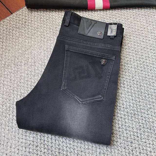 范思*秋冬2640Ss秋冬新品，官网同步有售，男士高端休闲牛仔裤，高端进口面料，带弹力，，五搭配，即经典又时尚，合体裁缝，上身效果无约束感 ，舒适透气 码数：2