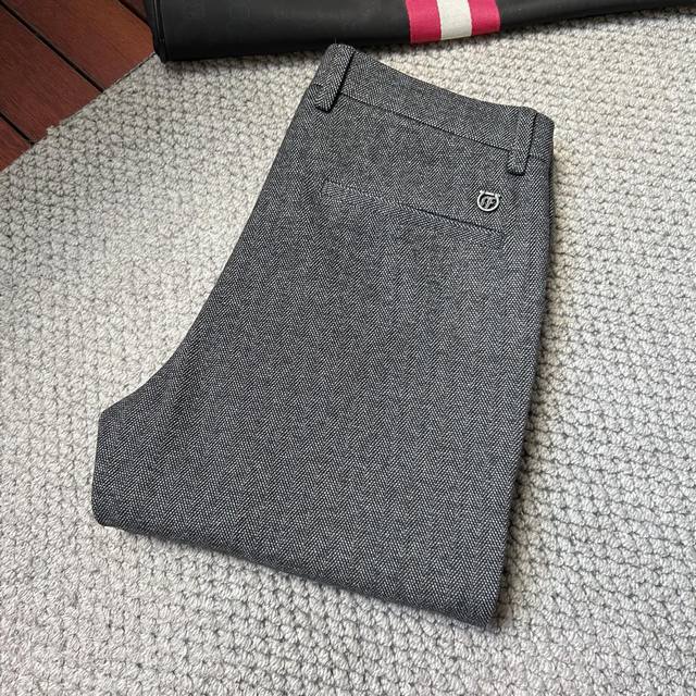 芬迪*秋冬2640Ss秋冬新品，官网同步有售，男士高端休闲牛仔裤，高端进口面料，带弹力，，五搭配，即经典又时尚，合体裁缝，上身效果无约束感 ，舒适透气 码数：2