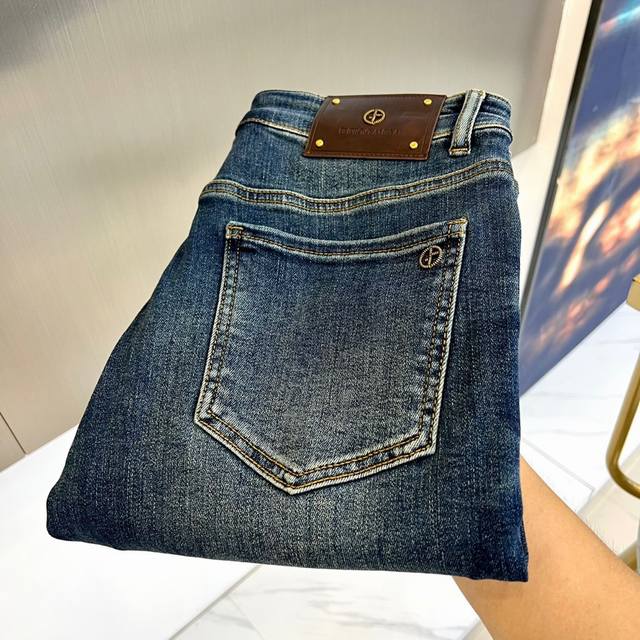 阿玛尼、2025S春夏新款，男士经典色水洗浅蓝色复古水洗棉质弹力牛仔裤！选用了客供进口98%棉2%橡胶混纺丹宁牛仔棉布制成，重磅环保植物酵素水洗工艺，肌理有着淡