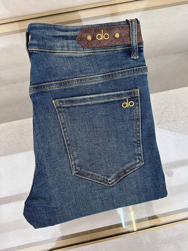 Alo 2025秋冬最新推出男士休闲牛仔裤新品！重工水洗牛仔裤！定制面料和一般牛仔布料比起来，更加柔软舒适！超重工洗水工艺 双工艺洗水 整条裤子，手感舒适，细腻