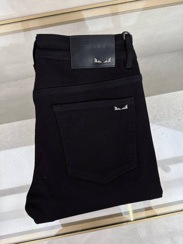 芬‘’2025秋冬最新推出男士休闲牛仔裤新品！重工水洗牛仔裤！定制面料和一般牛仔布料比起来，更加柔软舒适！超重工洗水工艺 双工艺洗水 整条裤子，手感舒适，细腻程