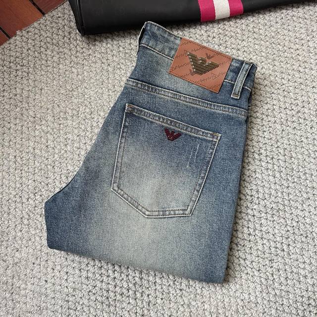 阿玛。超级有范儿的一款牛仔裤，定制原版水洗牛仔面料，独特设计，顶级工艺图案Logo，原版五金辅料装饰，极为翘楚的一款牛仔裤，用料与工艺都极致奢华精湛，档次极高，