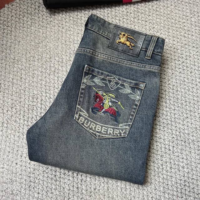 巴宝。超级有范儿的一款牛仔裤，定制原版水洗牛仔面料，独特设计，顶级工艺图案Logo，原版五金辅料装饰，极为翘楚的一款牛仔裤，用料与工艺都极致奢华精湛，档次极高，
