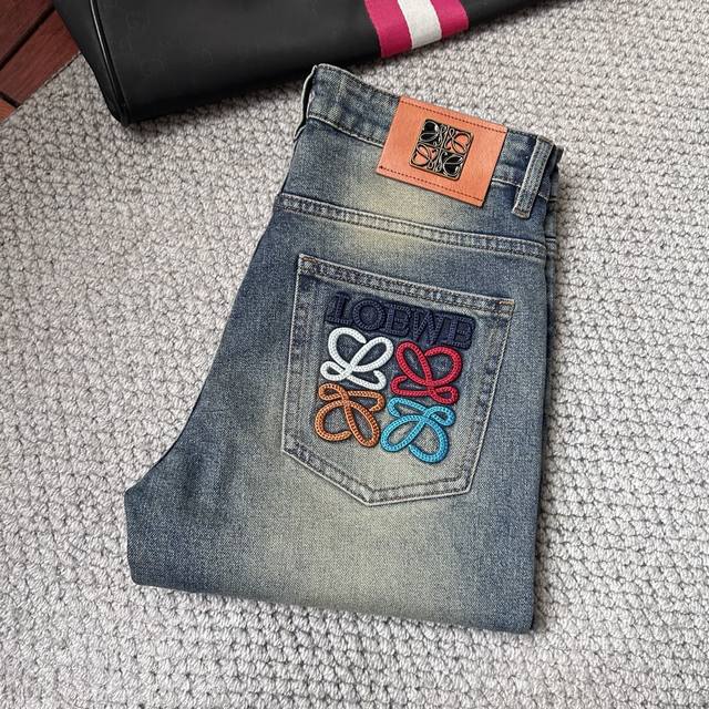 罗意。超级有范儿的一款牛仔裤，定制原版水洗牛仔面料，独特设计，顶级工艺图案Logo，原版五金辅料装饰，极为翘楚的一款牛仔裤，用料与工艺都极致奢华精湛，档次极高，