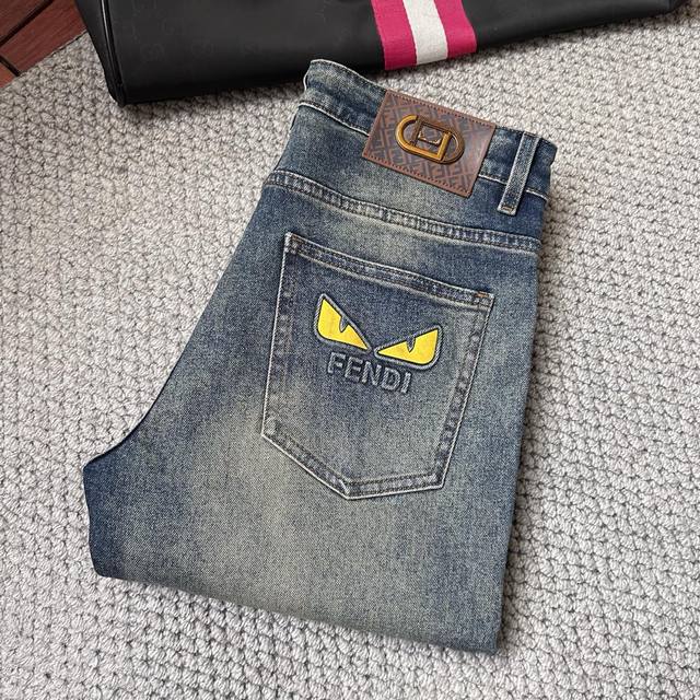 芬。超级有范儿的一款牛仔裤，定制原版水洗牛仔面料，独特设计，顶级工艺图案Logo，原版五金辅料装饰，极为翘楚的一款牛仔裤，用料与工艺都极致奢华精湛，档次极高，上