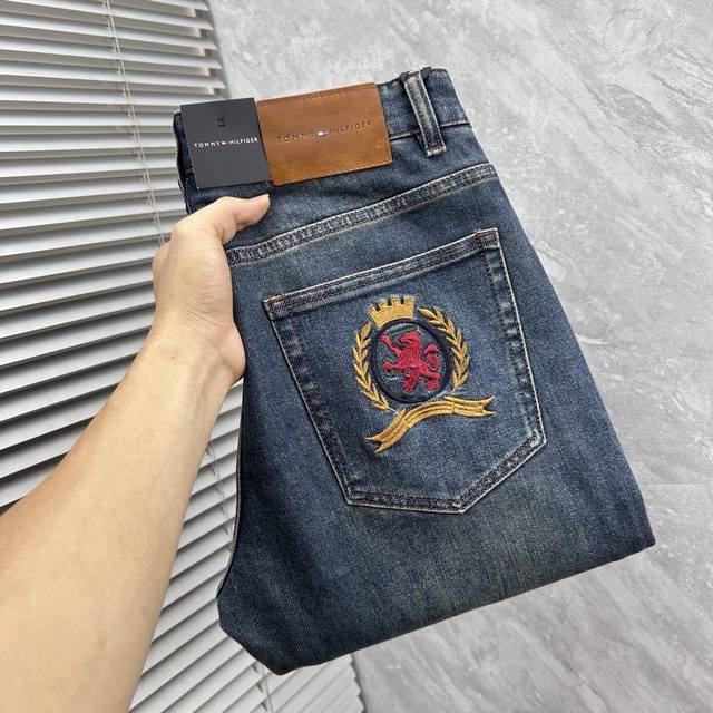 Tm‘’2025秋季新品 修身男士牛仔裤纯血统品 每季必出的类型，无需质疑的热卖王牌单品，符合四季最佳的搭配色号 整体的风格延续了Slp的基调，通体融入了多种工