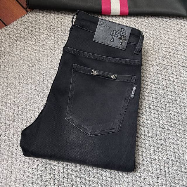 克罗‘’秋冬款修身直筒牛仔裤！重工酵磨水洗工艺，修身直筒版型带弹力上身非常舒适，穿出去非常有档次,裤型款式和裁剪亦无需多言 ，G网Logo辨识度极高！真正一等一