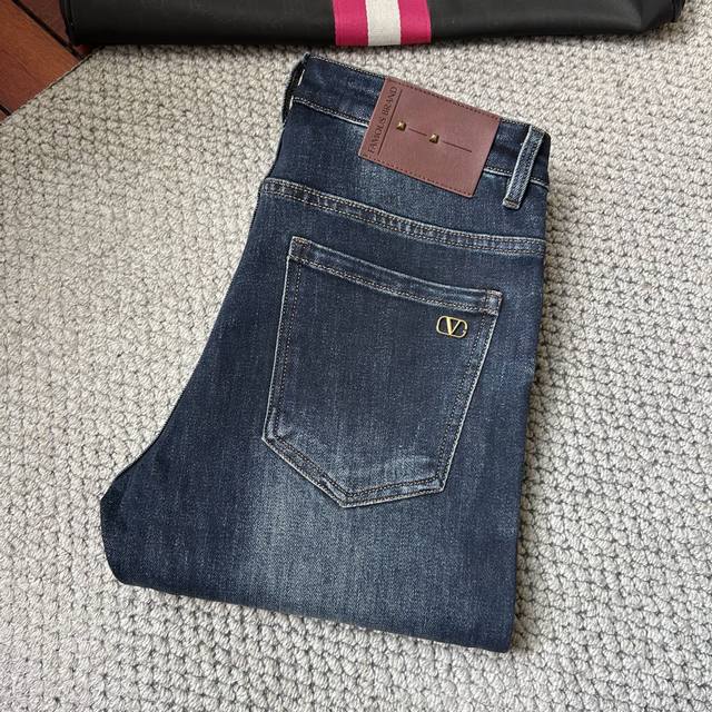 华伦天‘’秋冬款修身直筒牛仔裤！重工酵磨水洗工艺，修身直筒版型带弹力上身非常舒适，穿出去非常有档次,裤型款式和裁剪亦无需多言 ，G网Logo辨识度极高！真正一等