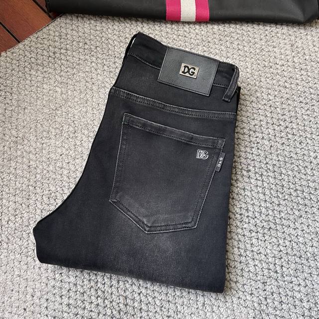 Dg‘’秋冬款修身直筒牛仔裤！重工酵磨水洗工艺，修身直筒版型带弹力上身非常舒适，穿出去非常有档次,裤型款式和裁剪亦无需多言 ，G网Logo辨识度极高！真正一等一