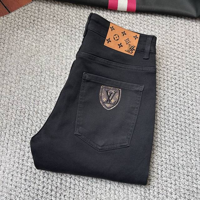 Lv‘’秋冬款修身直筒牛仔裤！重工酵磨水洗工艺，修身直筒版型带弹力上身非常舒适，穿出去非常有档次,裤型款式和裁剪亦无需多言 ，G网Logo辨识度极高！真正一等一